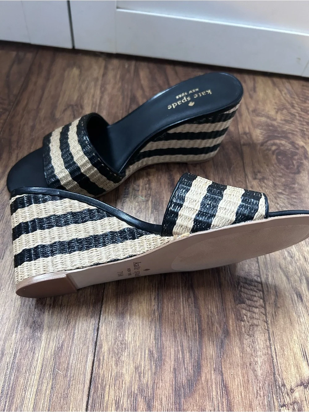 Kate Spade New York Linda Wedge Sandals Size 7.5 black & natural woven raffia